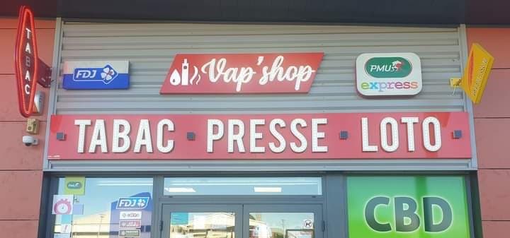 Vue extérieure du Tabac Presse Le Soler avec sa façade accueillante.